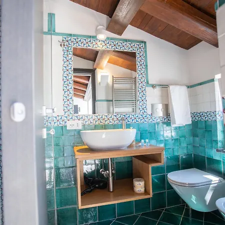 לינה וארוחת בוקר Rosaria Sea View 4*