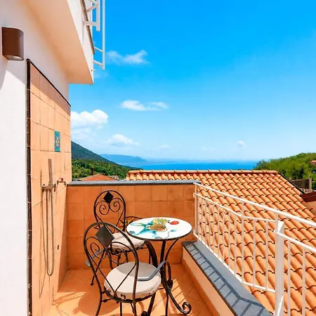 לינה וארוחת בוקר Rosaria Sea View 4*
